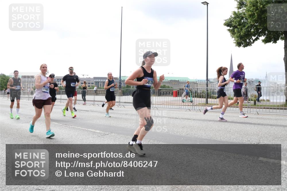 29.06.2025 - hella hamburg halbmarathon Lena Gebhardt http://msf.ph/oto/8406247 29.06.2025 10:41:19 Lombardsbrücke 1185, 16454, 878, 1314, 1317, 1536, 1542, 1623, 1731, 2153, 2229, 2258, 2805, 2858, 3344, 3532, 3533, 3623, 4234, 4412, 4415, 4530, 4610, 4638, 4774, 4775, 5086, 5225, 5549, 5688, 5689, 5753, 5928, 5942, 6088, 6098, 6250, 6474, 6793, 6842, 6894, 7022, 7023, 7661, 7821, 7829, 8293, 8385, 8429, 8430, 8586, 8751, 8769, 8848, 8878, 8992, 9009, 9237, 9962, 10181, 10269, 10348, 10407, 10483, 10644, 10835, 11053, 11166 meine-sportfotos.de