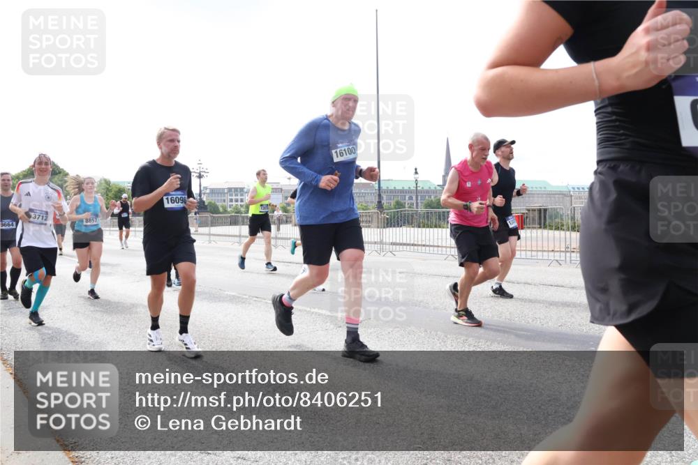 29.06.2025 - hella hamburg halbmarathon Lena Gebhardt http://msf.ph/oto/8406251 29.06.2025 10:16:40 Lombardsbrücke 9664, 3712, 8857, 16098, 16100, 1117, 1212, 1240, 1244, 1403, 1599, 1602, 1825, 2347, 2835, 2912, 3030, 3088, 3134, 3156, 3176, 3450, 3484, 3648, 3687, 4478, 4583, 4637, 5036, 5037, 5294, 6024, 6328, 6488, 6742, 6941, 6948, 7114, 7115, 7158, 7358, 7360, 7753, 7924, 8295, 8317, 8513, 8597, 8619, 8645, 8707, 8847, 8857, 9091, 9208, 9332, 9492, 9628, 9664, 9676, 9810, 9881, 10076, 10139, 10141, 10183, 10232, 11344, 11345 meine-sportfotos.de