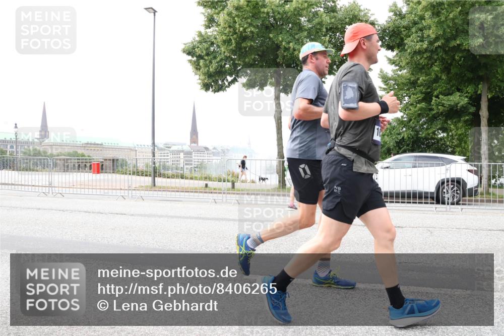 29.06.2025 - hella hamburg halbmarathon Lena Gebhardt http://msf.ph/oto/8406265 29.06.2025 10:58:45 Lombardsbrücke 1326, 1365, 1380, 1514, 1646, 1845, 2057, 2449, 2621, 2649, 2929, 3231, 3373, 3416, 3540, 3565, 3868, 4042, 4043, 4225, 4294, 4577, 4648, 5159, 5655, 5732, 5988, 6010, 6167, 6330, 6341, 6554, 6588, 6633, 6638, 6702, 6927, 7095, 7096, 7443, 7617, 7664, 7870, 7933, 7957, 7967, 8489, 8545, 8547, 8592, 8631, 8701, 8752, 9123, 9221, 9225, 9239, 9563, 9636, 9889, 9960, 9982, 10498 meine-sportfotos.de
