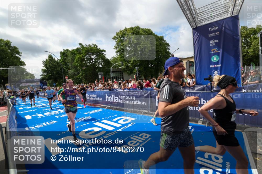29.06.2025 - hella hamburg halbmarathon Zöllner http://msf.ph/oto/8406270 29.06.2025 10:41:13 Ziel 1136, 2568, 3332, 3618, 4205, 4380, 4871, 5709, 8122, 9659, 9815, 10375, 12895, 13268, 17834, 18045, 18049 meine-sportfotos.de