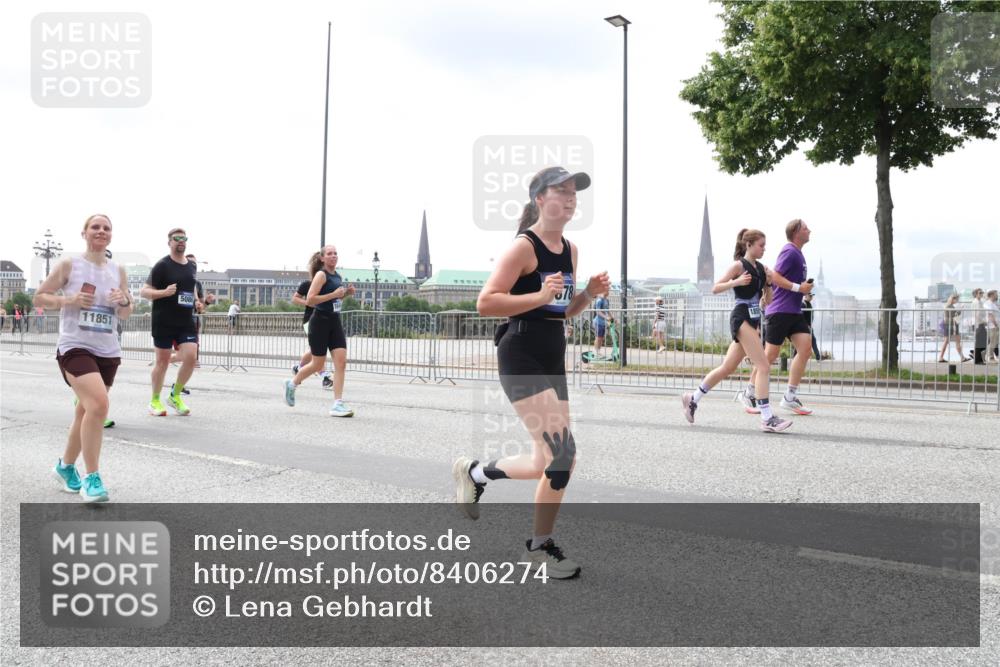 29.06.2025 - hella hamburg halbmarathon Lena Gebhardt http://msf.ph/oto/8406274 29.06.2025 10:41:19 Lombardsbrücke 11851, 508, 1314, 1317, 1536, 1542, 1623, 1731, 2153, 2229, 2258, 2805, 2858, 3344, 3532, 3533, 3623, 4234, 4412, 4415, 4530, 4610, 4638, 4774, 4775, 5086, 5225, 5549, 5688, 5689, 5753, 5928, 5942, 6088, 6098, 6250, 6474, 6793, 6842, 6894, 7022, 7023, 7661, 7821, 7829, 8293, 8385, 8429, 8430, 8586, 8751, 8769, 8848, 8878, 8992, 9009, 9237, 9962, 10181, 10269, 10348, 10407, 10483, 10644, 10835, 11053, 11166 meine-sportfotos.de