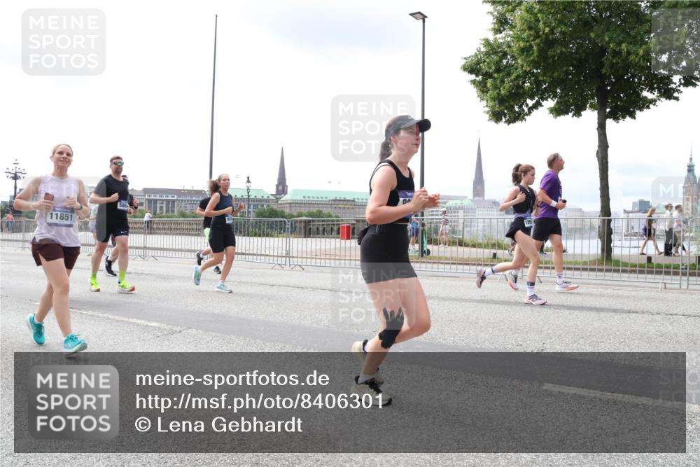 29.06.2025 - hella hamburg halbmarathon Lena Gebhardt http://msf.ph/oto/8406301 29.06.2025 10:41:19 Lombardsbrücke 11851, 00, 1314, 1317, 1536, 1542, 1623, 1731, 2153, 2229, 2258, 2805, 2858, 3344, 3532, 3533, 3623, 4234, 4412, 4415, 4530, 4610, 4638, 4774, 4775, 5086, 5225, 5549, 5688, 5689, 5753, 5928, 5942, 6088, 6098, 6250, 6474, 6793, 6842, 6894, 7022, 7023, 7661, 7821, 7829, 8293, 8385, 8429, 8430, 8586, 8751, 8769, 8848, 8878, 8992, 9009, 9237, 9962, 10181, 10269, 10348, 10407, 10483, 10644, 10835, 11053, 11166 meine-sportfotos.de