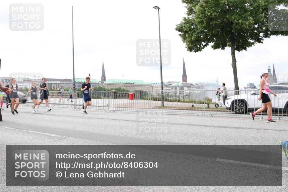 29.06.2025 - hella hamburg halbmarathon Lena Gebhardt http://msf.ph/oto/8406304 29.06.2025 10:58:45 Lombardsbrücke 1380, 1326, 1365, 1380, 1514, 1646, 1845, 2057, 2449, 2621, 2649, 2929, 3231, 3373, 3416, 3540, 3565, 3868, 4042, 4043, 4225, 4294, 4577, 4648, 5159, 5655, 5732, 5988, 6010, 6167, 6330, 6341, 6554, 6588, 6633, 6638, 6702, 6927, 7095, 7096, 7443, 7617, 7664, 7870, 7933, 7957, 7967, 8489, 8545, 8547, 8592, 8631, 8701, 8752, 9123, 9221, 9225, 9239, 9563, 9636, 9889, 9960, 9982, 10498 meine-sportfotos.de