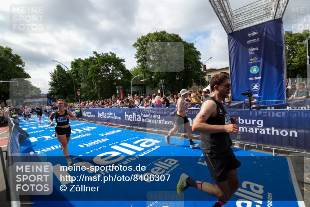 29.06.2025 - hella hamburg halbmarathon Zöllner http://msf.ph/oto/8406307 29.06.2025 10:41:16 Ziel 3332, 3618, 4205, 4380, 5387, 5709, 6901, 8122, 9659, 9711, 10375, 12434, 12895, 17834 meine-sportfotos.de