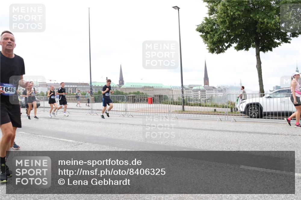 29.06.2025 - hella hamburg halbmarathon Lena Gebhardt http://msf.ph/oto/8406325 29.06.2025 10:58:45 Lombardsbrücke 1646, 1380, 1326, 1365, 1380, 1514, 1646, 1845, 2057, 2449, 2621, 2649, 2929, 3231, 3373, 3416, 3540, 3565, 3868, 4042, 4043, 4225, 4294, 4577, 4648, 5159, 5655, 5732, 5988, 6010, 6167, 6330, 6341, 6554, 6588, 6633, 6638, 6702, 6927, 7095, 7096, 7443, 7617, 7664, 7870, 7933, 7957, 7967, 8489, 8545, 8547, 8592, 8631, 8701, 8752, 9123, 9221, 9225, 9239, 9563, 9636, 9889, 9960, 9982, 10498 meine-sportfotos.de