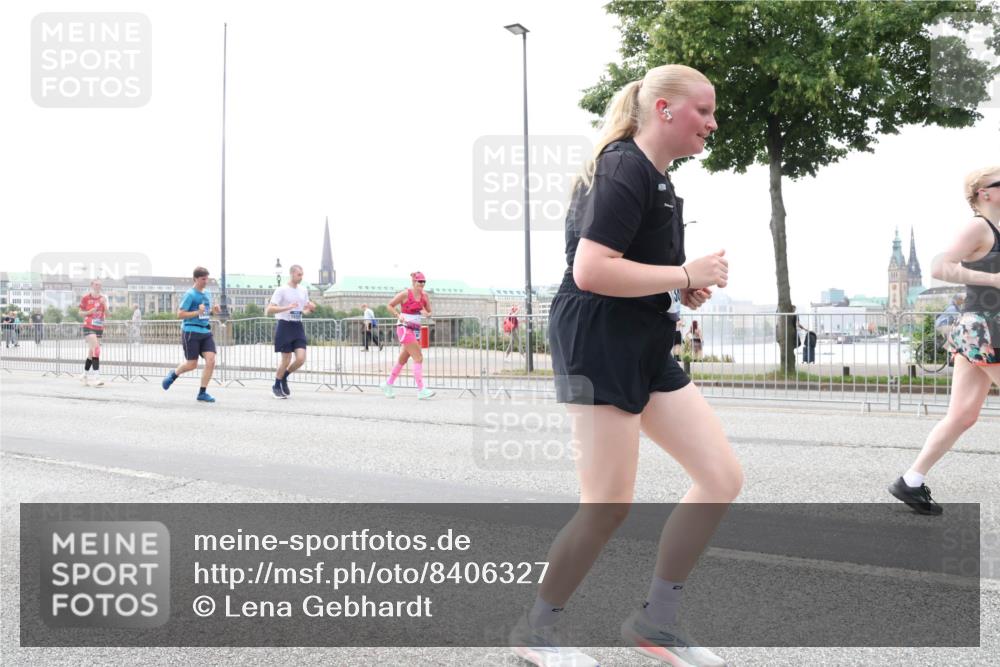 29.06.2025 - hella hamburg halbmarathon Lena Gebhardt http://msf.ph/oto/8406327 29.06.2025 10:50:28 Lombardsbrücke 1259, 1828, 1930, 2047, 3184, 3203, 3647, 3680, 3701, 3710, 3805, 3838, 3897, 4090, 4168, 4642, 4695, 4961, 5119, 5131, 5751, 5997, 6680, 6830, 7133, 7161, 7505, 7677, 7721, 7722, 7755, 7938, 8254, 8299, 8833, 8834, 9096, 9168, 9605, 9933, 9940, 10060, 10286, 10437, 10617, 10744, 11030, 11426, 11696, 11716, 11760, 12079, 12392, 12393, 13127, 13128, 13381, 13744, 13846, 13887, 14102, 14144, 14505, 14591, 14940, 15017, 15230, 15416, 15626 meine-sportfotos.de