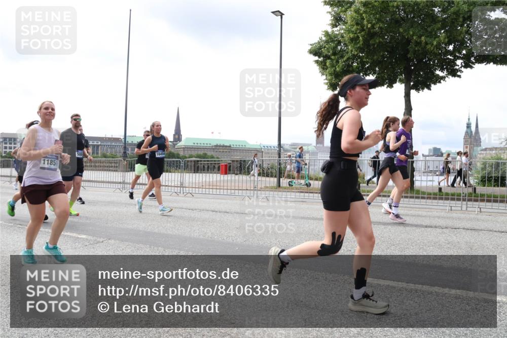 29.06.2025 - hella hamburg halbmarathon Lena Gebhardt http://msf.ph/oto/8406335 29.06.2025 10:41:19 Lombardsbrücke 11851, 16454, 1314, 1317, 1536, 1542, 1623, 1731, 2153, 2229, 2258, 2805, 2858, 3344, 3532, 3533, 3623, 4234, 4412, 4415, 4530, 4610, 4638, 4774, 4775, 5086, 5225, 5549, 5688, 5689, 5753, 5928, 5942, 6088, 6098, 6250, 6474, 6793, 6842, 6894, 7022, 7023, 7661, 7821, 7829, 8293, 8385, 8429, 8430, 8586, 8751, 8769, 8848, 8878, 8992, 9009, 9237, 9962, 10181, 10269, 10348, 10407, 10483, 10644, 10835, 11053, 11166 meine-sportfotos.de