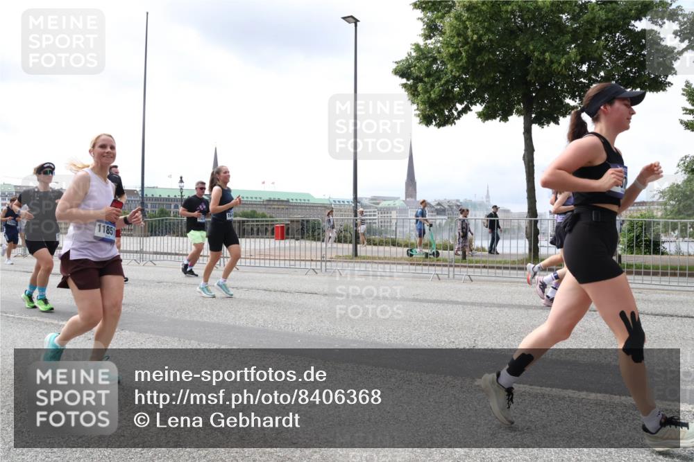29.06.2025 - hella hamburg halbmarathon Lena Gebhardt http://msf.ph/oto/8406368 29.06.2025 10:41:20 Lombardsbrücke 11851, 1314, 1317, 1536, 1542, 1623, 1731, 2153, 2229, 2258, 2805, 2858, 3344, 3532, 3533, 3623, 4234, 4412, 4415, 4530, 4610, 4638, 4774, 4775, 5086, 5225, 5549, 5688, 5689, 5928, 5942, 6088, 6098, 6250, 6474, 6793, 6842, 6894, 7022, 7023, 7661, 7821, 7829, 8293, 8385, 8586, 8751, 8769, 8848, 8878, 8992, 9009, 9237, 9962, 10181, 10269, 10348, 10407, 10483, 10644, 10835, 11011, 11053, 11166 meine-sportfotos.de