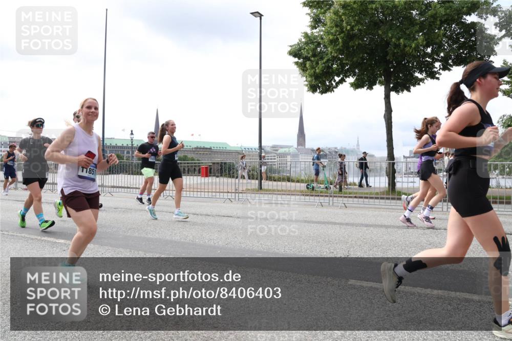 29.06.2025 - hella hamburg halbmarathon Lena Gebhardt http://msf.ph/oto/8406403 29.06.2025 10:41:20 Lombardsbrücke 12, 1851, 1314, 1317, 1536, 1542, 1623, 1731, 2153, 2229, 2258, 2805, 2858, 3344, 3532, 3533, 3623, 4234, 4412, 4415, 4530, 4610, 4638, 4774, 4775, 5086, 5225, 5549, 5688, 5689, 5928, 5942, 6088, 6098, 6250, 6474, 6793, 6842, 6894, 7022, 7023, 7661, 7821, 7829, 8293, 8385, 8586, 8751, 8769, 8848, 8878, 8992, 9009, 9237, 9962, 10181, 10269, 10348, 10407, 10483, 10644, 10835, 11011, 11053, 11166 meine-sportfotos.de