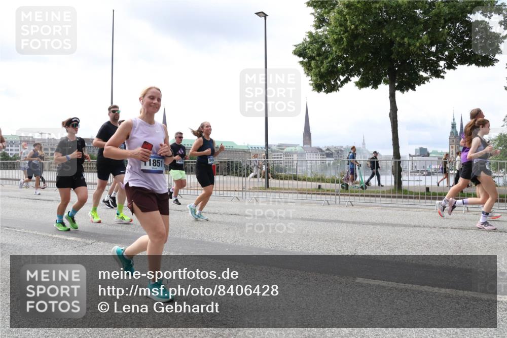 29.06.2025 - hella hamburg halbmarathon Lena Gebhardt http://msf.ph/oto/8406428 29.06.2025 10:41:20 Lombardsbrücke 1851, 1314, 1317, 1536, 1542, 1623, 1731, 2153, 2229, 2258, 2805, 2858, 3344, 3532, 3533, 3623, 4234, 4412, 4415, 4530, 4610, 4638, 4774, 4775, 5086, 5225, 5549, 5688, 5689, 5928, 5942, 6088, 6098, 6250, 6474, 6793, 6842, 6894, 7022, 7023, 7661, 7821, 7829, 8293, 8385, 8586, 8751, 8769, 8848, 8878, 8992, 9009, 9237, 9962, 10181, 10269, 10348, 10407, 10483, 10644, 10835, 11011, 11053, 11166 meine-sportfotos.de