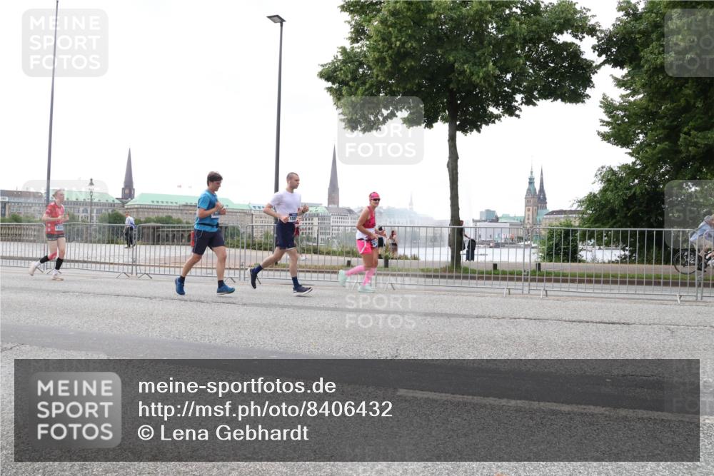 29.06.2025 - hella hamburg halbmarathon Lena Gebhardt http://msf.ph/oto/8406432 29.06.2025 10:50:29 Lombardsbrücke 1259, 1828, 1930, 2047, 3184, 3203, 3229, 3647, 3680, 3701, 3710, 3805, 3838, 3897, 4090, 4168, 4642, 4695, 4961, 5119, 5131, 5997, 6680, 6830, 7133, 7161, 7505, 7677, 7721, 7722, 7755, 7938, 8254, 8299, 8833, 8834, 9096, 9168, 9605, 9933, 9940, 10060, 10286, 10437, 10617, 10744, 11030, 11426, 11696, 11716, 11760, 12079, 12392, 12393, 13127, 13128, 13381, 13744, 13846, 13887, 14102, 14144, 14505, 14591, 14940, 15017, 15230, 15416, 15626 meine-sportfotos.de