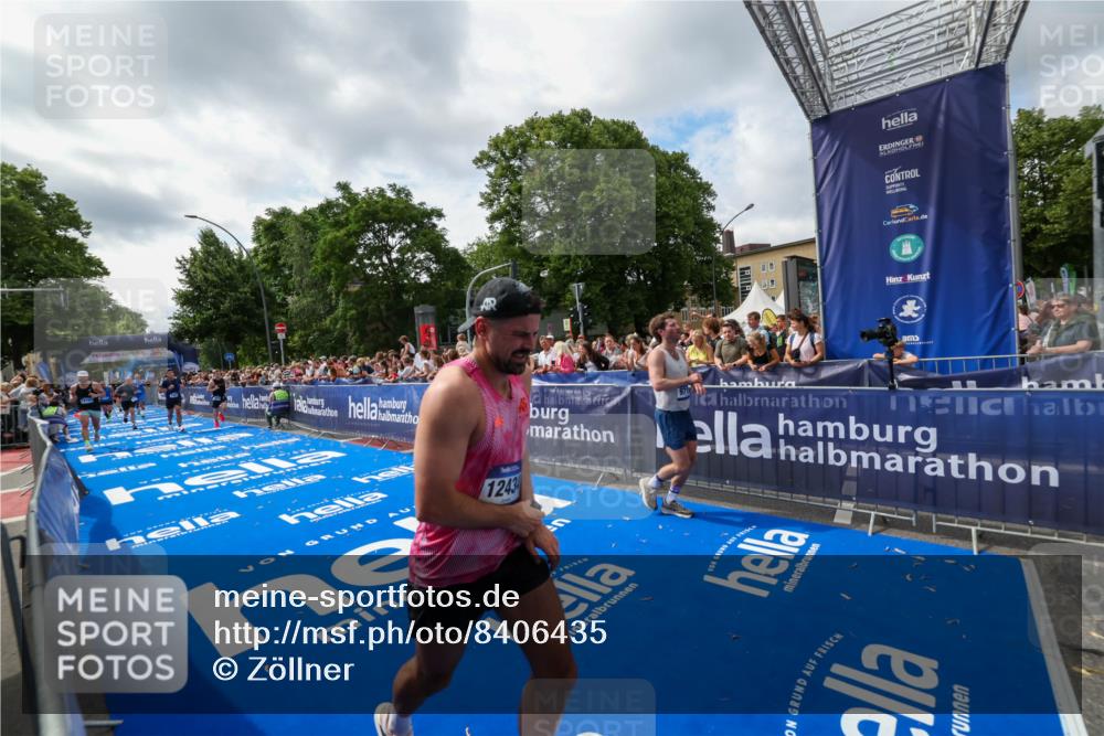 29.06.2025 - hella hamburg halbmarathon Zöllner http://msf.ph/oto/8406435 29.06.2025 10:41:23 Ziel 1570, 4303, 5387, 6771, 6901, 7432, 9711, 10783, 12434, 13876, 16816, 18509, 18764 meine-sportfotos.de