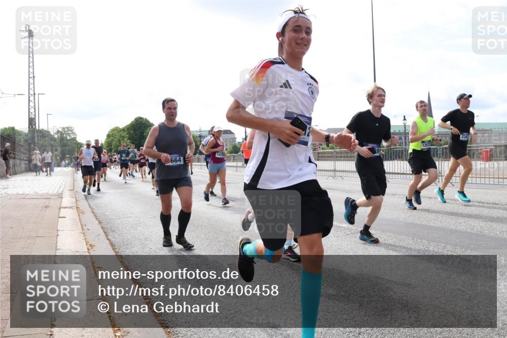 29.06.2025 - hella hamburg halbmarathon Lena Gebhardt http://msf.ph/oto/8406458 29.06.2025 10:16:41 Lombardsbrücke 664, 12872, 2347, 1117, 1212, 1240, 1244, 1403, 1599, 1602, 1825, 2347, 2835, 2912, 3030, 3088, 3134, 3156, 3176, 3450, 3484, 3648, 3687, 4478, 4583, 4637, 5036, 5037, 5294, 6024, 6328, 6488, 6742, 6941, 6948, 7114, 7115, 7158, 7358, 7360, 7753, 7924, 7928, 8295, 8317, 8513, 8597, 8619, 8645, 8707, 8847, 8857, 9091, 9208, 9332, 9492, 9628, 9664, 9676, 9810, 9881, 10076, 10139, 10141, 10183, 10232, 11344, 11345 meine-sportfotos.de