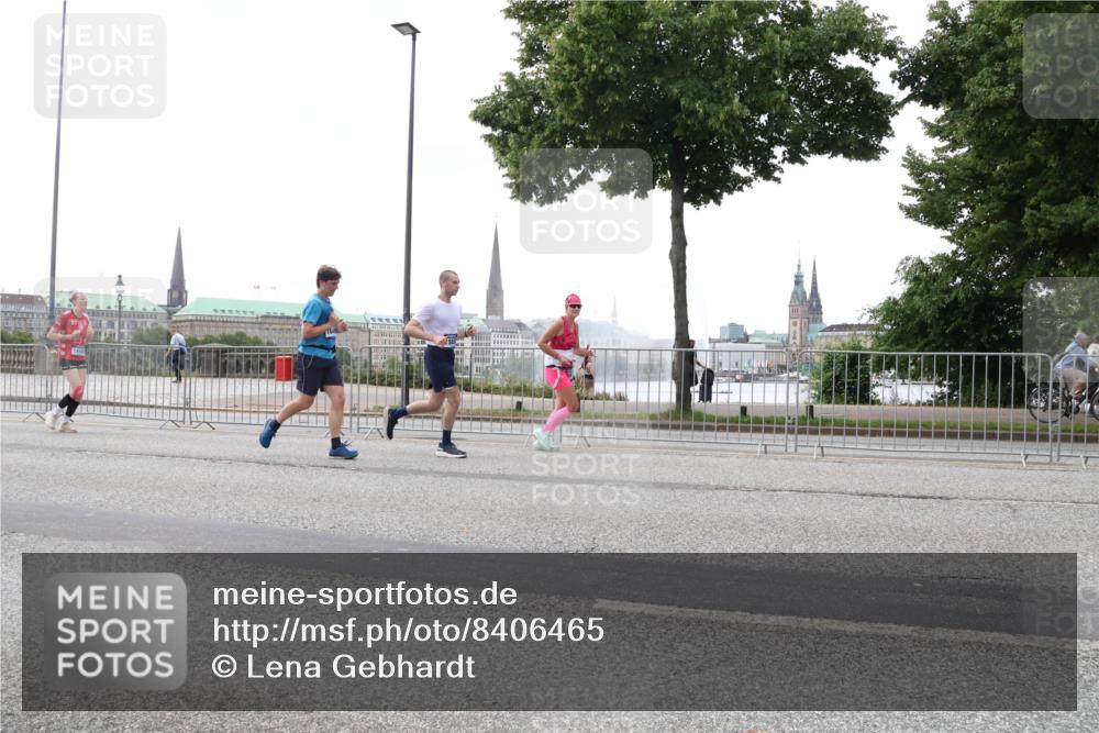 29.06.2025 - hella hamburg halbmarathon Lena Gebhardt http://msf.ph/oto/8406465 29.06.2025 10:50:29 Lombardsbrücke 1259, 1828, 1930, 2047, 3184, 3203, 3229, 3647, 3680, 3701, 3710, 3805, 3838, 3897, 4090, 4168, 4642, 4695, 4961, 5119, 5131, 5997, 6680, 6830, 7133, 7161, 7505, 7677, 7721, 7722, 7755, 7938, 8254, 8299, 8833, 8834, 9096, 9168, 9605, 9933, 9940, 10060, 10286, 10437, 10617, 10744, 11030, 11426, 11696, 11716, 11760, 12079, 12392, 12393, 13127, 13128, 13381, 13744, 13846, 13887, 14102, 14144, 14505, 14591, 14940, 15017, 15230, 15416, 15626 meine-sportfotos.de