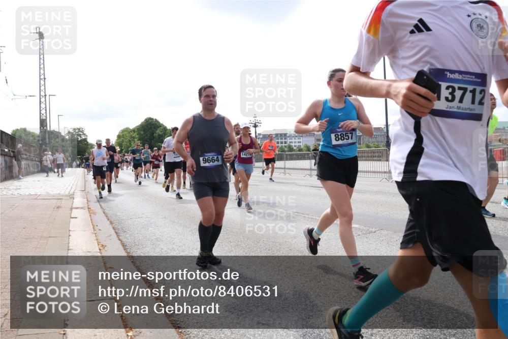 29.06.2025 - hella hamburg halbmarathon Lena Gebhardt http://msf.ph/oto/8406531 29.06.2025 10:16:42 Lombardsbrücke 9664, 14219, 8857, 13712, 1117, 1212, 1240, 1244, 1403, 1599, 1602, 1825, 2347, 2912, 3030, 3088, 3134, 3156, 3176, 3450, 3484, 3648, 3687, 4478, 4583, 4637, 5036, 5037, 5294, 6024, 6328, 6488, 6742, 6941, 6948, 7114, 7115, 7158, 7358, 7360, 7753, 7924, 7928, 8295, 8317, 8513, 8597, 8619, 8645, 8707, 8847, 8857, 9091, 9208, 9332, 9492, 9628, 9664, 9676, 9810, 9881, 10076, 10139, 10141, 10183, 10232, 11344, 11345 meine-sportfotos.de