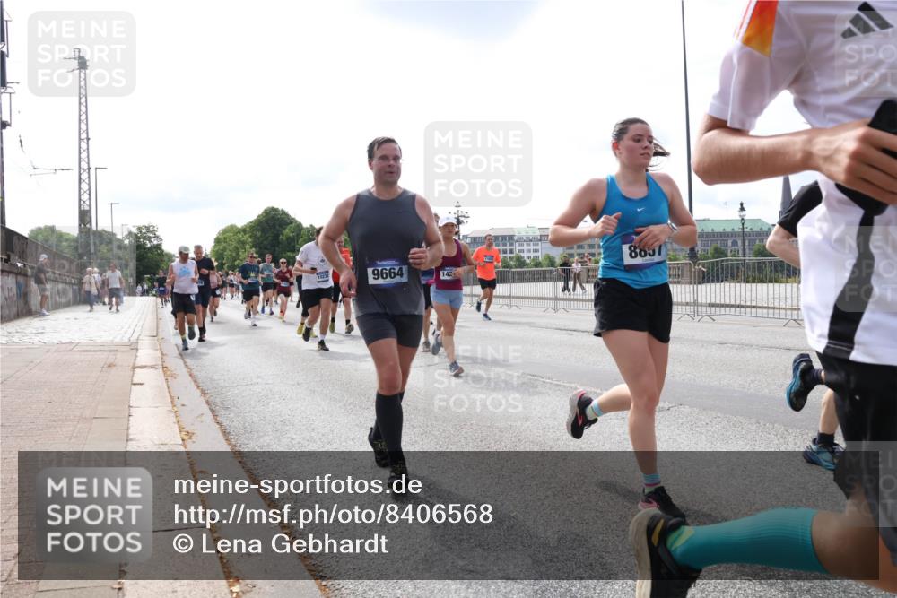 29.06.2025 - hella hamburg halbmarathon Lena Gebhardt http://msf.ph/oto/8406568 29.06.2025 10:16:42 Lombardsbrücke 10232, 9664, 142, 8857, 1117, 1212, 1240, 1244, 1403, 1599, 1602, 1825, 2347, 2912, 3030, 3088, 3134, 3156, 3176, 3450, 3484, 3648, 3687, 4478, 4583, 4637, 5036, 5037, 5294, 6024, 6328, 6488, 6742, 6941, 6948, 7114, 7115, 7158, 7358, 7360, 7753, 7924, 7928, 8295, 8317, 8513, 8597, 8619, 8645, 8707, 8847, 8857, 9091, 9208, 9332, 9492, 9628, 9664, 9676, 9810, 9881, 10076, 10139, 10141, 10183, 10232, 11344, 11345 meine-sportfotos.de