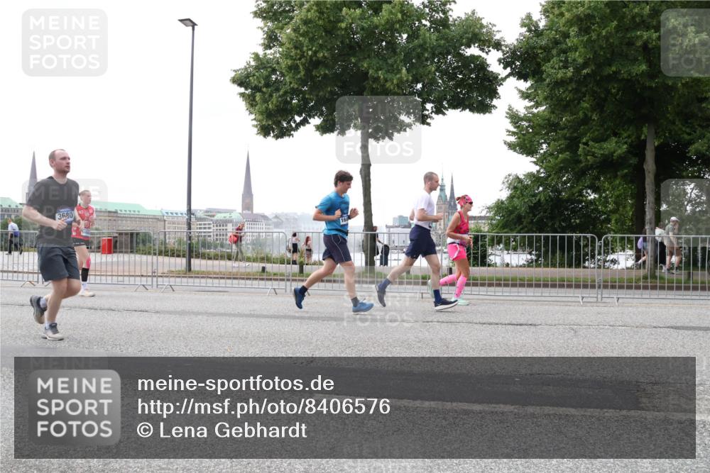 29.06.2025 - hella hamburg halbmarathon Lena Gebhardt http://msf.ph/oto/8406576 29.06.2025 10:50:30 Lombardsbrücke 3680, 1259, 1828, 1930, 2047, 2200, 3184, 3203, 3229, 3647, 3680, 3701, 3710, 3805, 3838, 3897, 4090, 4168, 4642, 4695, 4961, 5119, 5131, 5997, 6680, 6830, 7133, 7161, 7505, 7677, 7721, 7722, 7755, 7938, 8254, 8299, 8833, 8834, 9096, 9168, 9605, 9933, 9940, 10060, 10286, 10437, 10617, 10744, 11030, 11426, 11696, 11716, 11760, 12079, 12392, 12393, 13127, 13128, 13381, 13744, 13846, 13887, 14102, 14144, 14505, 14591, 14940, 15017, 15230, 15416, 15626 meine-sportfotos.de