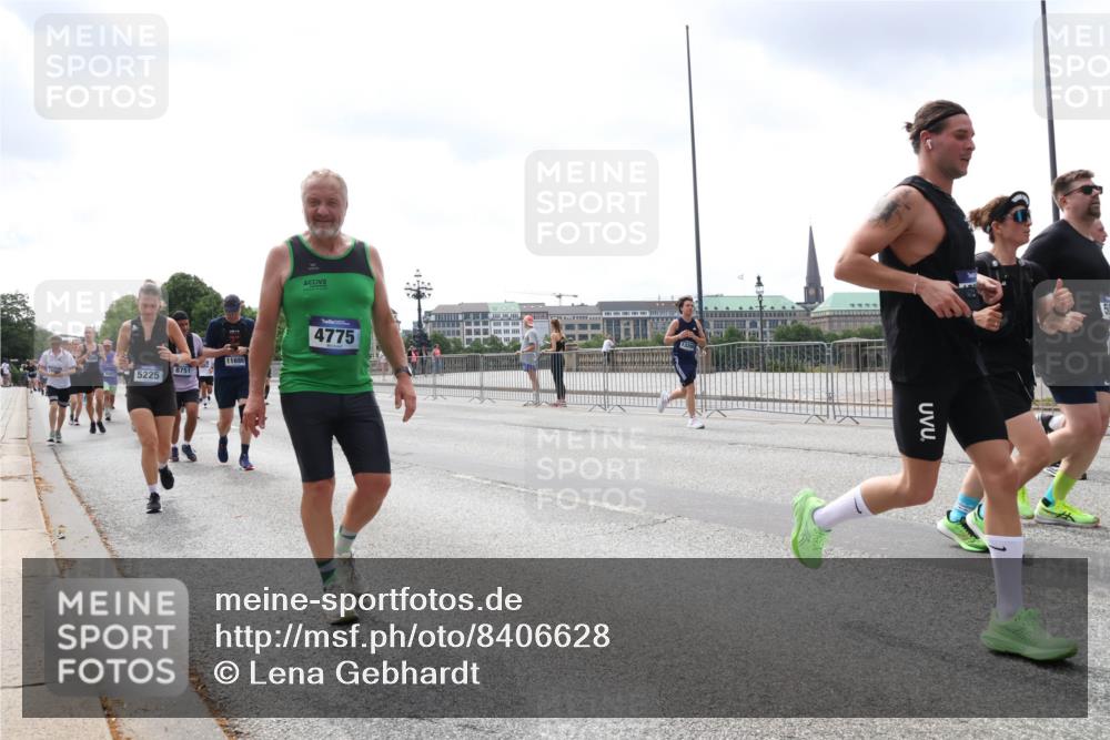 29.06.2025 - hella hamburg halbmarathon Lena Gebhardt http://msf.ph/oto/8406628 29.06.2025 10:41:21 Lombardsbrücke 8751, 5225, 11686, 4775, 1314, 1317, 1509, 1536, 1542, 1623, 1731, 2153, 2229, 2258, 2805, 3344, 3532, 3533, 3623, 4234, 4412, 4415, 4610, 4638, 4774, 4775, 5086, 5225, 5549, 5688, 5689, 5928, 5942, 6088, 6098, 6250, 6474, 6793, 6842, 6894, 7022, 7023, 7661, 7821, 7829, 8162, 8163, 8293, 8385, 8586, 8751, 8769, 8848, 8878, 8992, 9009, 9237, 9962, 10181, 10269, 10348, 10407, 10483, 10644, 10835, 11011, 11053, 11166 meine-sportfotos.de
