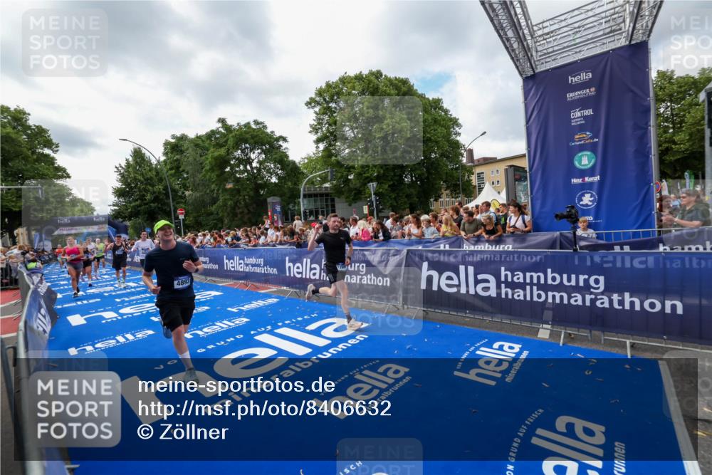 29.06.2025 - hella hamburg halbmarathon Zöllner http://msf.ph/oto/8406632 29.06.2025 10:41:35 Ziel 2579, 2797, 3204, 4893, 5987, 7796, 8358, 9885, 10894, 12588, 13457, 14275, 16084, 17159, 17882, 18442, 18491 meine-sportfotos.de