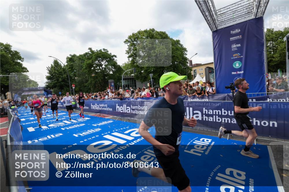 29.06.2025 - hella hamburg halbmarathon Zöllner http://msf.ph/oto/8406643 29.06.2025 10:41:36 Ziel 2579, 4893, 5987, 8358, 9885, 10894, 12588, 13457, 13714, 14275, 16084, 17159, 17882, 18442, 18491 meine-sportfotos.de