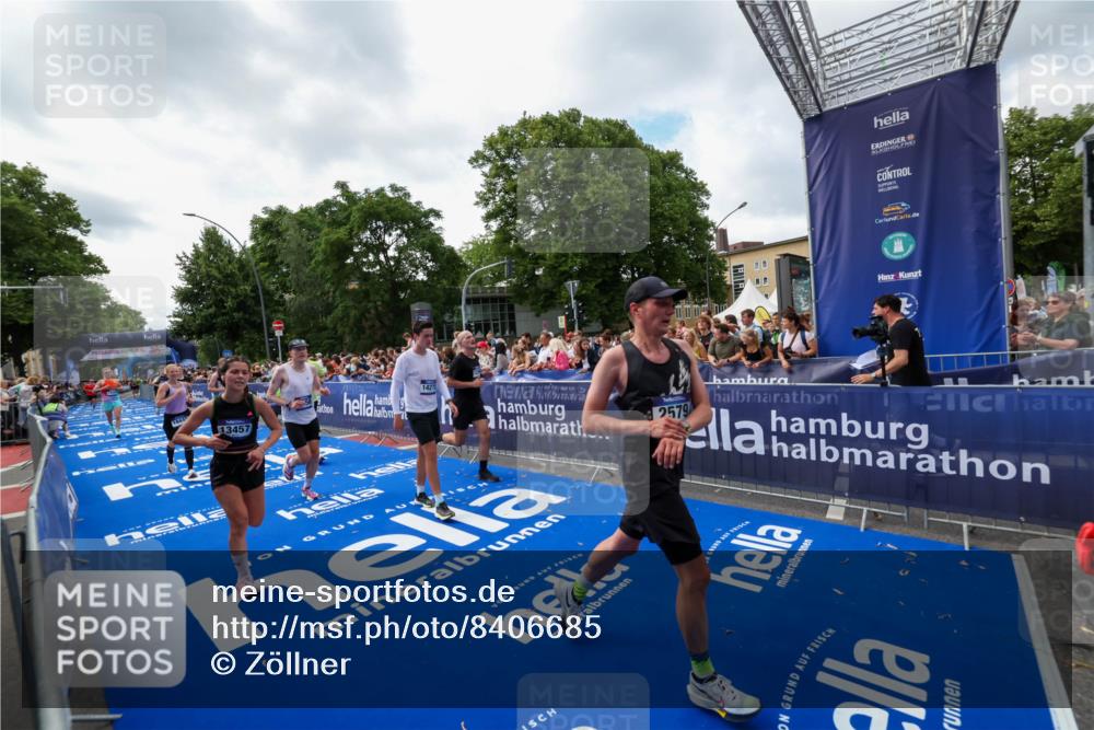 29.06.2025 - hella hamburg halbmarathon Zöllner http://msf.ph/oto/8406685 29.06.2025 10:41:38 Ziel 2579, 5987, 8358, 9885, 10894, 12588, 13457, 13714, 14275, 16084, 17159, 18442, 18491 meine-sportfotos.de