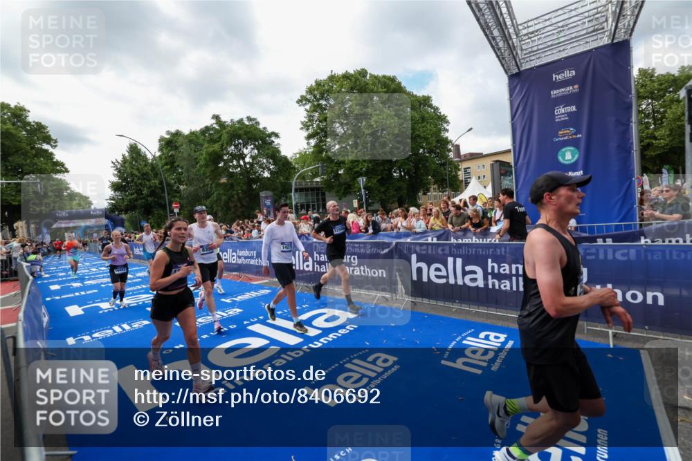29.06.2025 - hella hamburg halbmarathon Zöllner http://msf.ph/oto/8406692 29.06.2025 10:41:39 Ziel 2579, 8358, 9640, 9885, 10894, 12588, 13457, 13714, 14275, 16084, 18442, 18491 meine-sportfotos.de