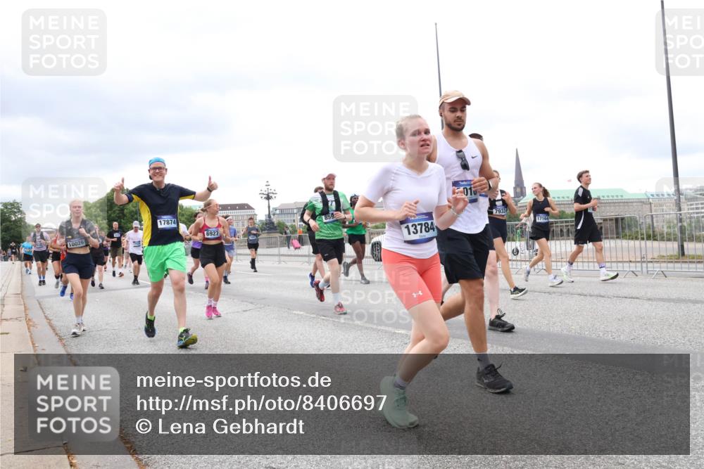 29.06.2025 - hella hamburg halbmarathon Lena Gebhardt http://msf.ph/oto/8406697 29.06.2025 10:58:47 Lombardsbrücke 17874, 10026, 6927, 13784, 010, 7933, 17164, 1326, 1365, 1380, 1514, 1646, 1845, 2057, 2449, 2621, 2649, 2929, 3231, 3373, 3416, 3540, 3565, 3868, 3966, 4042, 4043, 4225, 4294, 4312, 4577, 4648, 5016, 5159, 5211, 5400, 5655, 5732, 5988, 6010, 6167, 6301, 6330, 6341, 6554, 6588, 6633, 6638, 6702, 6927, 7095, 7096, 7443, 7870, 7933, 7957, 7967, 8489, 8545, 8547, 8592, 8631, 8701, 8752, 9123, 9221, 9225, 9239, 9563, 9889, 9960, 9982, 10498 meine-sportfotos.de