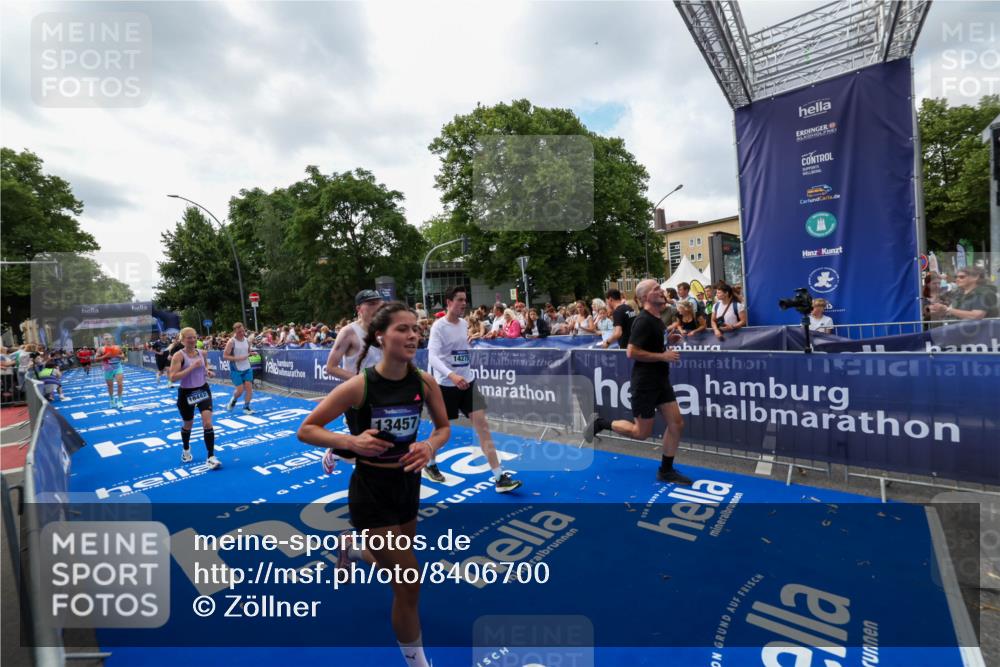 29.06.2025 - hella hamburg halbmarathon Zöllner http://msf.ph/oto/8406700 29.06.2025 10:41:39 Ziel 2579, 8358, 9640, 9885, 10894, 12588, 13457, 13714, 14275, 16084, 18442, 18491 meine-sportfotos.de