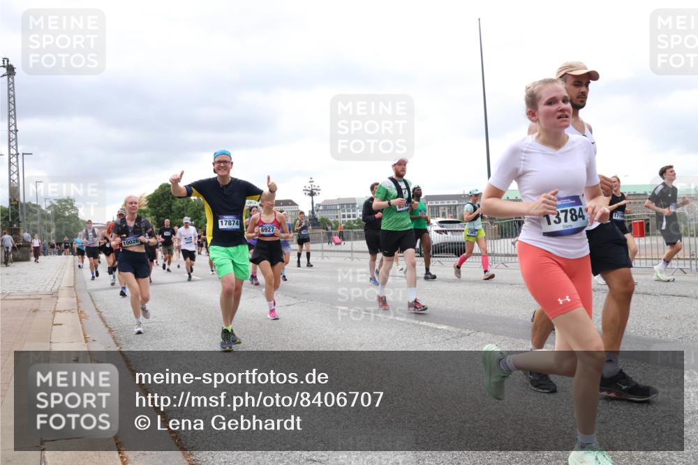 29.06.2025 - hella hamburg halbmarathon Lena Gebhardt http://msf.ph/oto/8406707 29.06.2025 10:58:47 Lombardsbrücke 17874, 10026, 6927, 13784, 17164, 1326, 1365, 1380, 1514, 1646, 1845, 2057, 2449, 2621, 2649, 2929, 3231, 3373, 3416, 3540, 3565, 3868, 3966, 4042, 4043, 4225, 4294, 4312, 4577, 4648, 5016, 5159, 5211, 5400, 5655, 5732, 5988, 6010, 6167, 6301, 6330, 6341, 6554, 6588, 6633, 6638, 6702, 6927, 7095, 7096, 7443, 7870, 7933, 7957, 7967, 8489, 8545, 8547, 8592, 8631, 8701, 8752, 9123, 9221, 9225, 9239, 9563, 9889, 9960, 9982, 10498 meine-sportfotos.de