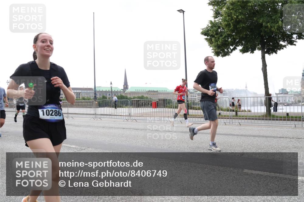 29.06.2025 - hella hamburg halbmarathon Lena Gebhardt http://msf.ph/oto/8406749 29.06.2025 10:50:31 Lombardsbrücke 10286, 3680, 1259, 1828, 1930, 2047, 2200, 3184, 3203, 3229, 3647, 3680, 3701, 3710, 3805, 3838, 3897, 4090, 4168, 4642, 4695, 4961, 5119, 5131, 5997, 6680, 6830, 7133, 7161, 7505, 7677, 7721, 7722, 7755, 7938, 8254, 8299, 8833, 8834, 9096, 9168, 9605, 9933, 9940, 10060, 10286, 10437, 10617, 10744, 11426, 11696, 11716, 11760, 12079, 12392, 12393, 13127, 13128, 13381, 13744, 13846, 13887, 14102, 14144, 14505, 14591, 14940, 15017, 15230, 15416 meine-sportfotos.de