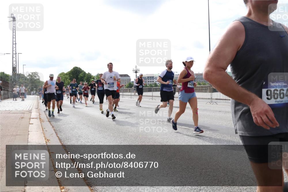 29.06.2025 - hella hamburg halbmarathon Lena Gebhardt http://msf.ph/oto/8406770 29.06.2025 10:16:43 Lombardsbrücke 10232, 1421, 21, 25, 17604, 9676, 9664, 1117, 1212, 1240, 1244, 1331, 1403, 1599, 1602, 1825, 2225, 2347, 2912, 3030, 3088, 3134, 3156, 3176, 3450, 3484, 3648, 3687, 4478, 4583, 5036, 5037, 5294, 6024, 6328, 6488, 6742, 6941, 6948, 7114, 7115, 7158, 7257, 7358, 7360, 7376, 7753, 7924, 7928, 8263, 8295, 8317, 8513, 8597, 8619, 8645, 8707, 8847, 8857, 9091, 9208, 9332, 9492, 9628, 9664, 9676, 9810, 10076, 10139, 10141, 10183, 10232, 11344, 11345 meine-sportfotos.de