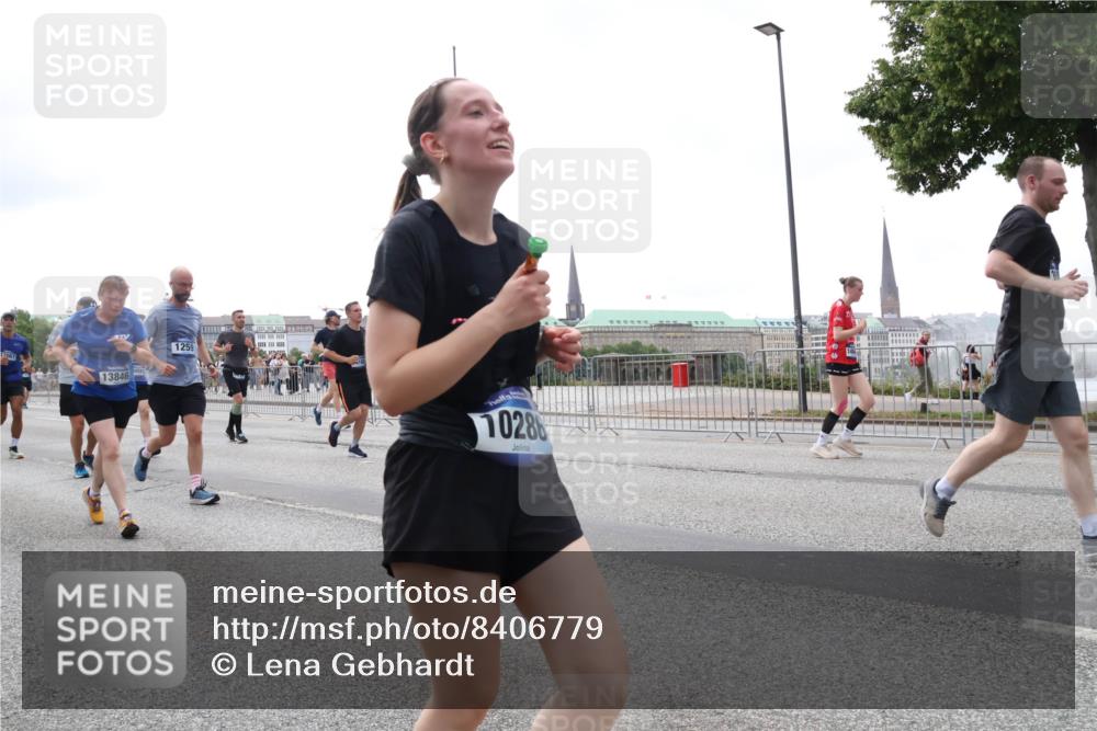 29.06.2025 - hella hamburg halbmarathon Lena Gebhardt http://msf.ph/oto/8406779 29.06.2025 10:50:31 Lombardsbrücke 13987, 13846, 1259, 10286, 1259, 1828, 1930, 2047, 2200, 3184, 3203, 3229, 3647, 3680, 3701, 3710, 3805, 3838, 3897, 4090, 4168, 4642, 4695, 4961, 5119, 5131, 5997, 6680, 6830, 7133, 7161, 7505, 7677, 7721, 7722, 7755, 7938, 8254, 8299, 8833, 8834, 9096, 9168, 9605, 9933, 9940, 10060, 10286, 10437, 10617, 10744, 11426, 11696, 11716, 11760, 12079, 12392, 12393, 13127, 13128, 13381, 13744, 13846, 13887, 14102, 14144, 14505, 14591, 14940, 15017, 15230, 15416 meine-sportfotos.de