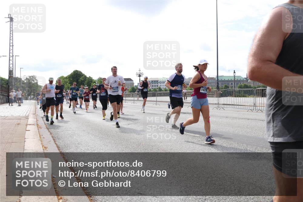 29.06.2025 - hella hamburg halbmarathon Lena Gebhardt http://msf.ph/oto/8406799 29.06.2025 10:16:43 Lombardsbrücke 3176, 1117, 1212, 1240, 1244, 1331, 1403, 1599, 1602, 1825, 2225, 2347, 2912, 3030, 3088, 3134, 3156, 3176, 3450, 3484, 3648, 3687, 4478, 4583, 5036, 5037, 5294, 6024, 6328, 6488, 6742, 6941, 6948, 7114, 7115, 7158, 7257, 7358, 7360, 7376, 7753, 7924, 7928, 8263, 8295, 8317, 8513, 8597, 8619, 8645, 8707, 8847, 8857, 9091, 9208, 9332, 9492, 9628, 9664, 9676, 9810, 10076, 10139, 10141, 10183, 10232, 11344, 11345 meine-sportfotos.de