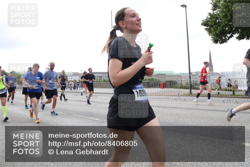 29.06.2025 - hella hamburg halbmarathon Lena Gebhardt http://msf.ph/oto/8406805 29.06.2025 10:50:31 Lombardsbrücke 3805, 13887, 13846, 1259, 1028, 1259, 1828, 1930, 2047, 2200, 3184, 3203, 3229, 3647, 3680, 3701, 3710, 3805, 3838, 3897, 4090, 4168, 4642, 4695, 4961, 5119, 5131, 5997, 6680, 6830, 7133, 7161, 7505, 7677, 7721, 7722, 7755, 7938, 8254, 8299, 8833, 8834, 9096, 9168, 9605, 9933, 9940, 10060, 10286, 10437, 10617, 10744, 11426, 11696, 11716, 11760, 12079, 12392, 12393, 13127, 13128, 13381, 13744, 13846, 13887, 14102, 14144, 14505, 14591, 14940, 15017, 15230, 15416 meine-sportfotos.de