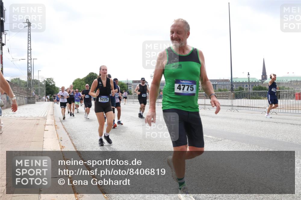 29.06.2025 - hella hamburg halbmarathon Lena Gebhardt http://msf.ph/oto/8406819 29.06.2025 10:41:22 Lombardsbrücke 16846, 5225, 4412, 4775, 1329, 1314, 1317, 1509, 1536, 1542, 1623, 1731, 2153, 2229, 2258, 2805, 3344, 3532, 3533, 3623, 4234, 4412, 4415, 4610, 4638, 4774, 5086, 5225, 5549, 5688, 5689, 5928, 5942, 6088, 6250, 6474, 6793, 6842, 6894, 7022, 7023, 7661, 7821, 7829, 8004, 8162, 8163, 8293, 8385, 8586, 8751, 8769, 8848, 8878, 8992, 9009, 9962, 10181, 10269, 10348, 10407, 10483, 10644, 10835, 11011, 11166 meine-sportfotos.de