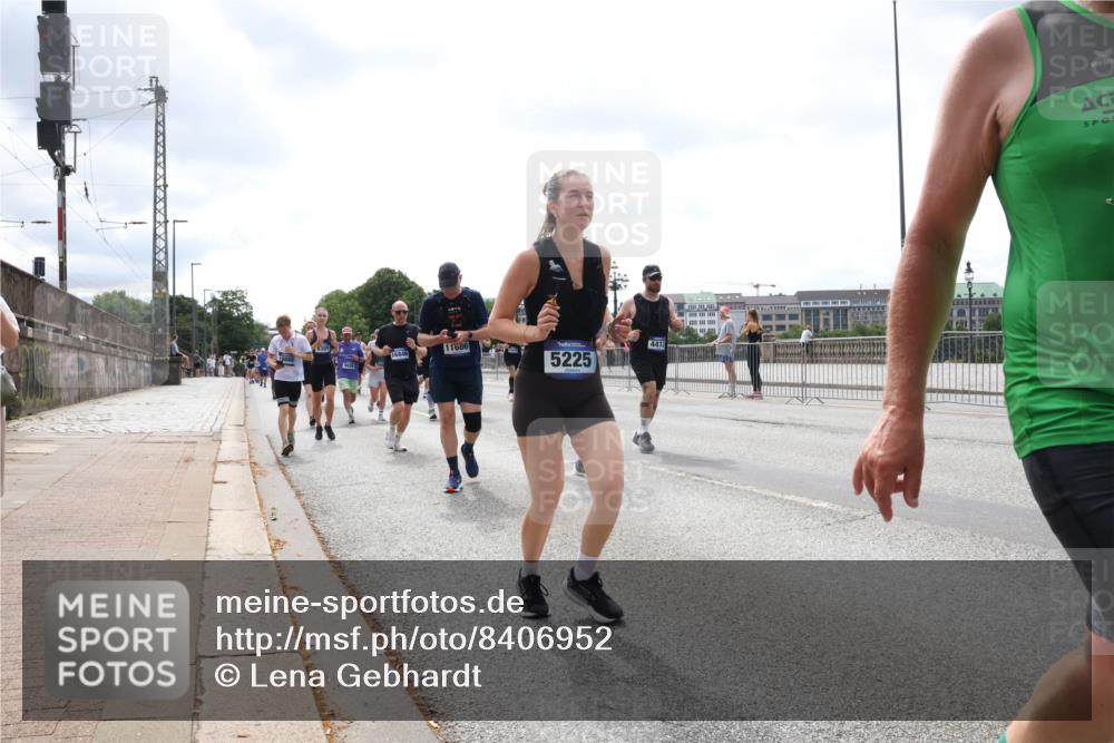 29.06.2025 - hella hamburg halbmarathon Lena Gebhardt http://msf.ph/oto/8406952 29.06.2025 10:41:23 Lombardsbrücke 5481, 11686, 16846, 5225, 4412, 1314, 1317, 1509, 1536, 1542, 1623, 1731, 2153, 2229, 2258, 2805, 3344, 3532, 3533, 3623, 4234, 4412, 4415, 4610, 4638, 4774, 5086, 5225, 5549, 5688, 5689, 5928, 5942, 6088, 6250, 6450, 6474, 6793, 6842, 6894, 7022, 7023, 7661, 7821, 7829, 8004, 8162, 8163, 8293, 8385, 8586, 8751, 8769, 8848, 8878, 8992, 9962, 10181, 10269, 10348, 10407, 10483, 10644, 10835, 11011, 11166 meine-sportfotos.de