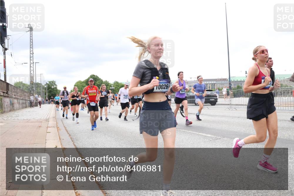 29.06.2025 - hella hamburg halbmarathon Lena Gebhardt http://msf.ph/oto/8406981 29.06.2025 10:58:49 Lombardsbrücke 9960, 17554, 0026, 2649, 1326, 1365, 1380, 1514, 1646, 2057, 2449, 2621, 2649, 2929, 3231, 3373, 3416, 3540, 3565, 3868, 3966, 4042, 4043, 4225, 4294, 4312, 4577, 4648, 5016, 5159, 5211, 5400, 5655, 5732, 5988, 6010, 6167, 6301, 6330, 6341, 6554, 6588, 6599, 6633, 6638, 6702, 6927, 7095, 7096, 7443, 7870, 7933, 7957, 7967, 8489, 8544, 8545, 8547, 8592, 8631, 8701, 8752, 9123, 9221, 9225, 9563, 9889, 9960, 9982, 10498 meine-sportfotos.de
