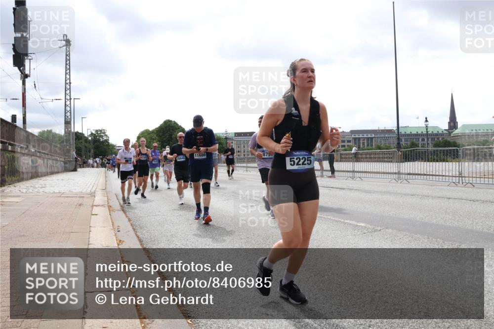 29.06.2025 - hella hamburg halbmarathon Lena Gebhardt http://msf.ph/oto/8406985 29.06.2025 10:41:23 Lombardsbrücke 16846, 11686, 875, 5225, 1314, 1317, 1509, 1536, 1542, 1623, 1731, 2153, 2229, 2258, 2805, 3344, 3532, 3533, 3623, 4234, 4412, 4415, 4610, 4638, 4774, 5086, 5225, 5549, 5688, 5689, 5928, 5942, 6088, 6250, 6450, 6474, 6793, 6842, 6894, 7022, 7023, 7661, 7821, 7829, 8004, 8162, 8163, 8293, 8385, 8586, 8751, 8769, 8848, 8878, 8992, 9962, 10181, 10269, 10348, 10407, 10483, 10644, 10835, 11011, 11166 meine-sportfotos.de