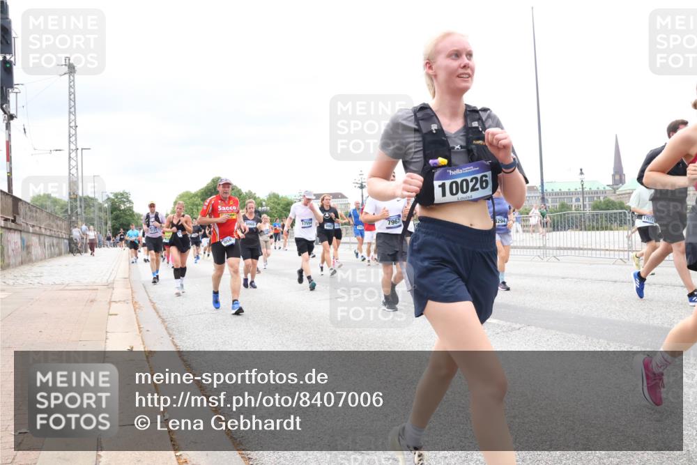 29.06.2025 - hella hamburg halbmarathon Lena Gebhardt http://msf.ph/oto/8407006 29.06.2025 10:58:49 Lombardsbrücke 956, 17554, 7967, 10026, 4294, 17572, 1326, 1365, 1380, 1514, 1646, 2057, 2449, 2621, 2649, 2929, 3231, 3373, 3416, 3540, 3565, 3868, 3966, 4042, 4043, 4225, 4294, 4312, 4577, 4648, 5016, 5159, 5211, 5400, 5655, 5732, 5988, 6010, 6167, 6301, 6330, 6341, 6554, 6588, 6599, 6633, 6638, 6702, 6927, 7095, 7096, 7443, 7870, 7933, 7957, 7967, 8489, 8544, 8545, 8547, 8592, 8631, 8701, 8752, 9123, 9221, 9225, 9563, 9889, 9960, 9982, 10498 meine-sportfotos.de