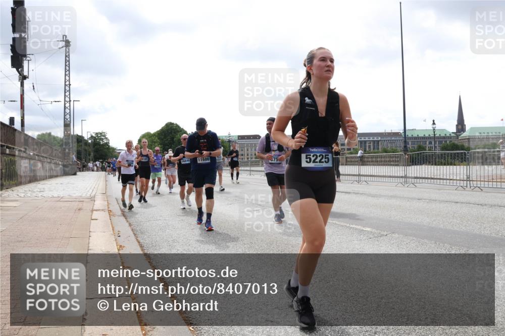 29.06.2025 - hella hamburg halbmarathon Lena Gebhardt http://msf.ph/oto/8407013 29.06.2025 10:41:23 Lombardsbrücke 385, 16846, 11686, 5225, 1314, 1317, 1509, 1536, 1542, 1623, 1731, 2153, 2229, 2258, 2805, 3344, 3532, 3533, 3623, 4234, 4412, 4415, 4610, 4638, 4774, 5086, 5225, 5549, 5688, 5689, 5928, 5942, 6088, 6250, 6450, 6474, 6793, 6842, 6894, 7022, 7023, 7661, 7821, 7829, 8004, 8162, 8163, 8293, 8385, 8586, 8751, 8769, 8848, 8878, 8992, 9962, 10181, 10269, 10348, 10407, 10483, 10644, 10835, 11011, 11166 meine-sportfotos.de