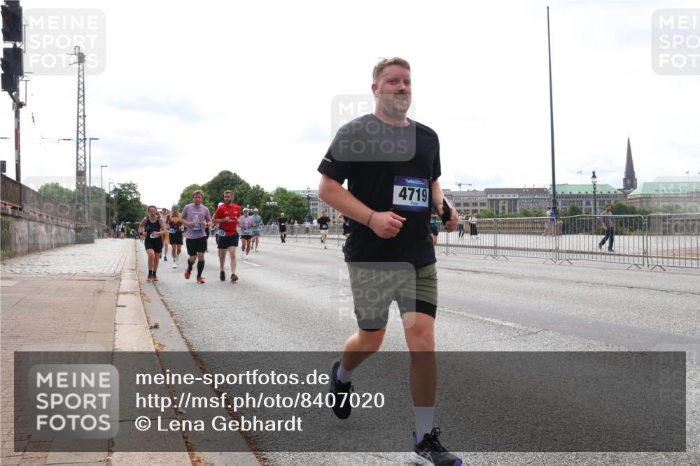 29.06.2025 - hella hamburg halbmarathon Lena Gebhardt http://msf.ph/oto/8407020 29.06.2025 10:24:30 Lombardsbrücke 4719, 1005, 1009, 1064, 1352, 1389, 1395, 2132, 2280, 2477, 2944, 3013, 3053, 3099, 3113, 3132, 3185, 3285, 3421, 3579, 3786, 4111, 4162, 4221, 4464, 4684, 4719, 4993, 5039, 5138, 5829, 5830, 5954, 6261, 6478, 6524, 6526, 6570, 7426, 7528, 7920, 7975, 8167, 8187, 8297, 9063, 10907, 11306, 11347, 11651, 11816, 11817, 12070, 12210, 12303, 13111, 13113, 13380, 13573, 13638, 13711, 14143, 14898, 15975, 17535 meine-sportfotos.de
