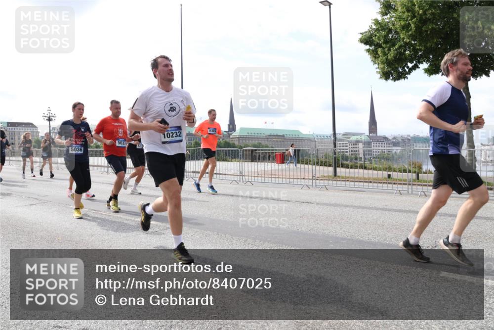29.06.2025 - hella hamburg halbmarathon Lena Gebhardt http://msf.ph/oto/8407025 29.06.2025 10:16:44 Lombardsbrücke 5036, 5037, 831, 10232, 11428, 1117, 1212, 1240, 1244, 1331, 1403, 1553, 1599, 1602, 1825, 2225, 2347, 2912, 3030, 3088, 3134, 3156, 3176, 3450, 3484, 3648, 3687, 4478, 4583, 5036, 5037, 5294, 6024, 6328, 6488, 6742, 6941, 6948, 7114, 7115, 7158, 7257, 7345, 7358, 7360, 7376, 7753, 7924, 7928, 8263, 8295, 8317, 8513, 8597, 8619, 8645, 8707, 8847, 8857, 9091, 9208, 9332, 9492, 9628, 9664, 9676, 9810, 10076, 10139, 10141, 10183, 10232, 11344, 11345 meine-sportfotos.de