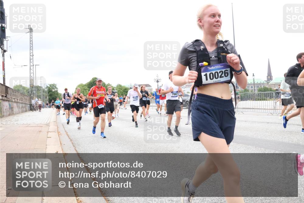 29.06.2025 - hella hamburg halbmarathon Lena Gebhardt http://msf.ph/oto/8407029 29.06.2025 10:58:49 Lombardsbrücke 956, 7967, 17554, 10026, 17572, 1326, 1365, 1380, 1514, 1646, 2057, 2449, 2621, 2649, 2929, 3231, 3373, 3416, 3540, 3565, 3868, 3966, 4042, 4043, 4225, 4294, 4312, 4577, 4648, 5016, 5159, 5211, 5400, 5655, 5732, 5988, 6010, 6167, 6301, 6330, 6341, 6554, 6588, 6599, 6633, 6638, 6702, 6927, 7095, 7096, 7443, 7870, 7933, 7957, 7967, 8489, 8544, 8545, 8547, 8592, 8631, 8701, 8752, 9123, 9221, 9225, 9563, 9889, 9960, 9982, 10498 meine-sportfotos.de