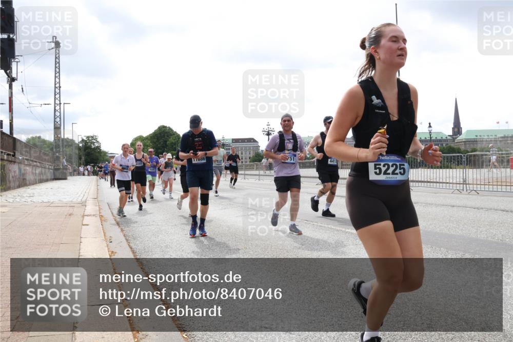 29.06.2025 - hella hamburg halbmarathon Lena Gebhardt http://msf.ph/oto/8407046 29.06.2025 10:41:23 Lombardsbrücke 11086, 751, 4412, 5225, 1314, 1317, 1509, 1536, 1542, 1623, 1731, 2153, 2229, 2258, 2805, 3344, 3532, 3533, 3623, 4234, 4412, 4415, 4610, 4638, 4774, 5086, 5225, 5549, 5688, 5689, 5928, 5942, 6088, 6250, 6450, 6474, 6793, 6842, 6894, 7022, 7023, 7661, 7821, 7829, 8004, 8162, 8163, 8293, 8385, 8586, 8751, 8769, 8848, 8878, 8992, 9962, 10181, 10269, 10348, 10407, 10483, 10644, 10835, 11011, 11166 meine-sportfotos.de