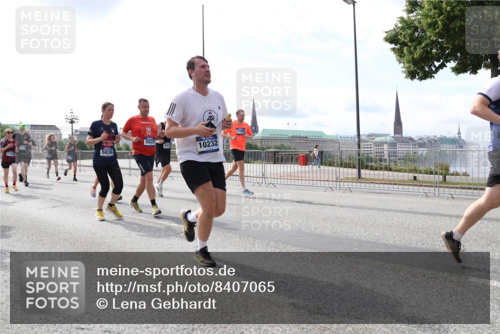 29.06.2025 - hella hamburg halbmarathon Lena Gebhardt http://msf.ph/oto/8407065 29.06.2025 10:16:44 Lombardsbrücke 11442, 18579, 5036, 5037, 10232, 11428, 1117, 1212, 1240, 1244, 1331, 1403, 1553, 1599, 1602, 1825, 2225, 2347, 2912, 3030, 3088, 3134, 3156, 3176, 3450, 3484, 3648, 3687, 4478, 4583, 5036, 5037, 5294, 6024, 6328, 6488, 6742, 6941, 6948, 7114, 7115, 7158, 7257, 7345, 7358, 7360, 7376, 7753, 7924, 7928, 8263, 8295, 8317, 8513, 8597, 8619, 8645, 8707, 8847, 8857, 9091, 9208, 9332, 9492, 9628, 9664, 9676, 9810, 10076, 10139, 10141, 10183, 10232, 11344, 11345 meine-sportfotos.de