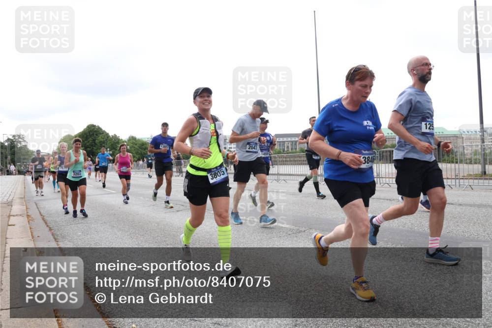 29.06.2025 - hella hamburg halbmarathon Lena Gebhardt http://msf.ph/oto/8407075 29.06.2025 10:50:32 Lombardsbrücke 7677, 3203, 13887, 2047, 14591, 3805, 125, 8299, 3846, 1259, 1828, 1930, 2047, 2200, 3184, 3203, 3229, 3647, 3680, 3701, 3710, 3805, 3838, 3897, 4090, 4168, 4642, 4695, 4961, 5119, 5131, 5997, 6178, 6680, 6830, 7133, 7161, 7505, 7677, 7721, 7722, 7755, 7938, 8254, 8299, 8833, 8834, 9096, 9168, 9605, 9933, 9940, 10060, 10286, 10437, 10617, 10744, 11426, 11696, 11716, 12079, 12392, 12393, 13127, 13128, 13381, 13846, 13887, 14102, 14144, 14591, 14940, 15017, 15230, 15416 meine-sportfotos.de