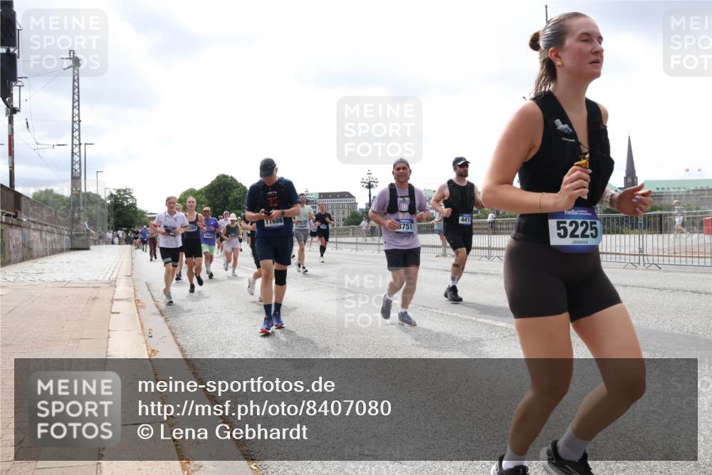 29.06.2025 - hella hamburg halbmarathon Lena Gebhardt http://msf.ph/oto/8407080 29.06.2025 10:41:23 Lombardsbrücke 11686, 8751, 5689, 4412, 5225, 1314, 1317, 1509, 1536, 1542, 1623, 1731, 2153, 2229, 2258, 2805, 3344, 3532, 3533, 3623, 4234, 4412, 4415, 4610, 4638, 4774, 5086, 5225, 5549, 5688, 5689, 5928, 5942, 6088, 6250, 6450, 6474, 6793, 6842, 6894, 7022, 7023, 7661, 7821, 7829, 8004, 8162, 8163, 8293, 8385, 8586, 8751, 8769, 8848, 8878, 8992, 9962, 10181, 10269, 10348, 10407, 10483, 10644, 10835, 11011, 11166 meine-sportfotos.de