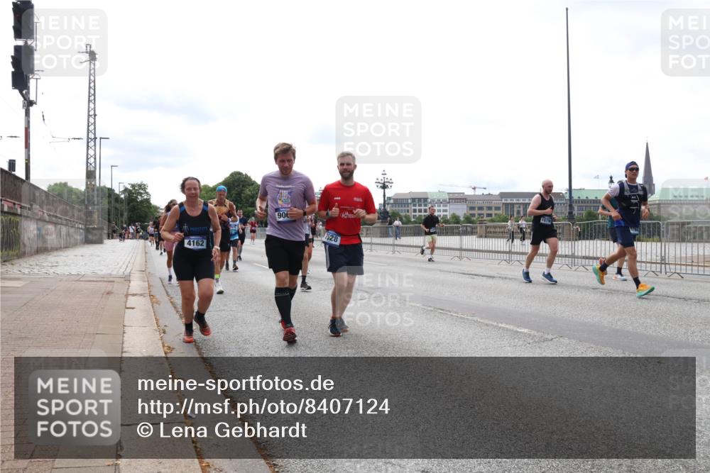 29.06.2025 - hella hamburg halbmarathon Lena Gebhardt http://msf.ph/oto/8407124 29.06.2025 10:24:33 Lombardsbrücke 4162, 906, 7528, 1005, 1009, 1064, 1352, 1389, 1395, 2108, 2132, 2280, 2477, 2944, 3053, 3099, 3113, 3132, 3185, 3285, 3421, 3579, 3786, 4111, 4162, 4221, 4444, 4464, 4684, 4719, 4993, 5138, 5829, 5830, 6261, 6478, 6524, 6526, 6570, 7528, 7920, 7975, 8167, 8187, 8297, 9063, 10907, 11306, 11651, 11816, 11817, 12070, 12210, 12303, 13111, 13113, 13380, 13573, 13638, 13711, 14143, 14898, 15124, 15975, 17535 meine-sportfotos.de