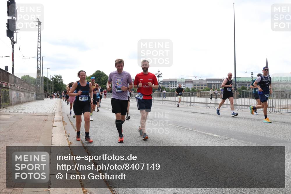 29.06.2025 - hella hamburg halbmarathon Lena Gebhardt http://msf.ph/oto/8407149 29.06.2025 10:24:33 Lombardsbrücke 4162, 906, 7528, 1579, 1005, 1009, 1064, 1352, 1389, 1395, 2108, 2132, 2280, 2477, 2944, 3053, 3099, 3113, 3132, 3185, 3285, 3421, 3579, 3786, 4111, 4162, 4221, 4444, 4464, 4684, 4719, 4993, 5138, 5829, 5830, 6261, 6478, 6524, 6526, 6570, 7528, 7920, 7975, 8167, 8187, 8297, 9063, 10907, 11306, 11651, 11816, 11817, 12070, 12210, 12303, 13111, 13113, 13380, 13573, 13638, 13711, 14143, 14898, 15124, 15975, 17535 meine-sportfotos.de