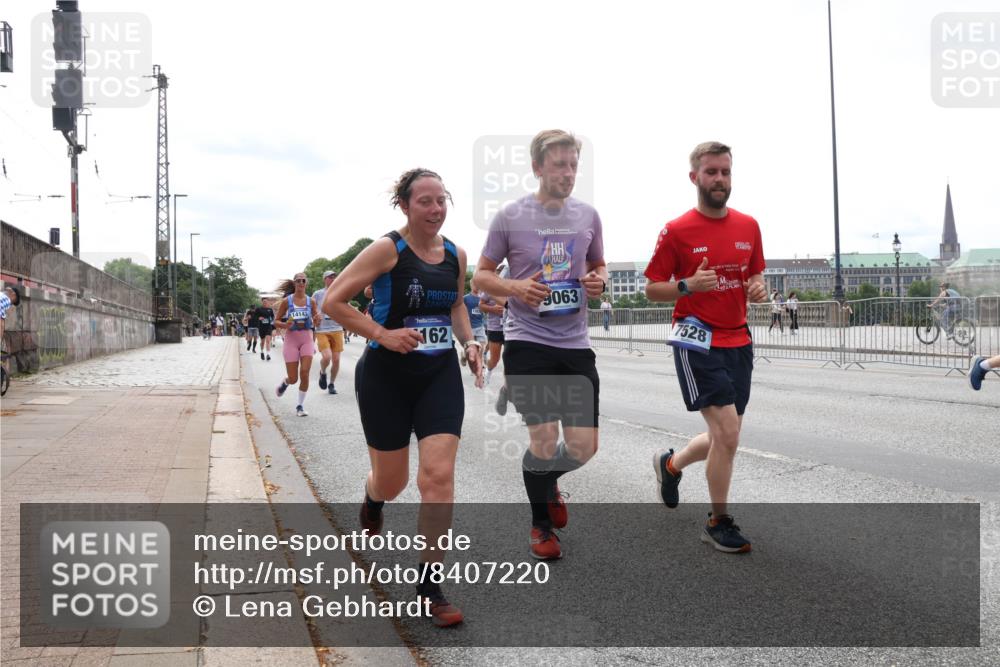 29.06.2025 - hella hamburg halbmarathon Lena Gebhardt http://msf.ph/oto/8407220 29.06.2025 10:24:34 Lombardsbrücke 14143, 162, 9063, 7528, 1005, 1009, 1064, 1352, 1389, 1395, 2108, 2132, 2249, 2280, 2477, 2944, 3053, 3099, 3113, 3132, 3185, 3285, 3421, 3579, 3786, 4111, 4162, 4221, 4444, 4464, 4684, 4719, 4993, 5126, 5138, 5829, 5830, 6261, 6478, 6524, 6526, 6570, 7528, 7920, 7975, 8167, 8187, 8297, 9063, 10907, 11306, 11651, 11816, 11817, 12070, 12210, 12303, 13111, 13113, 13380, 13573, 13638, 13711, 14143, 14898, 15124, 15975, 17535 meine-sportfotos.de